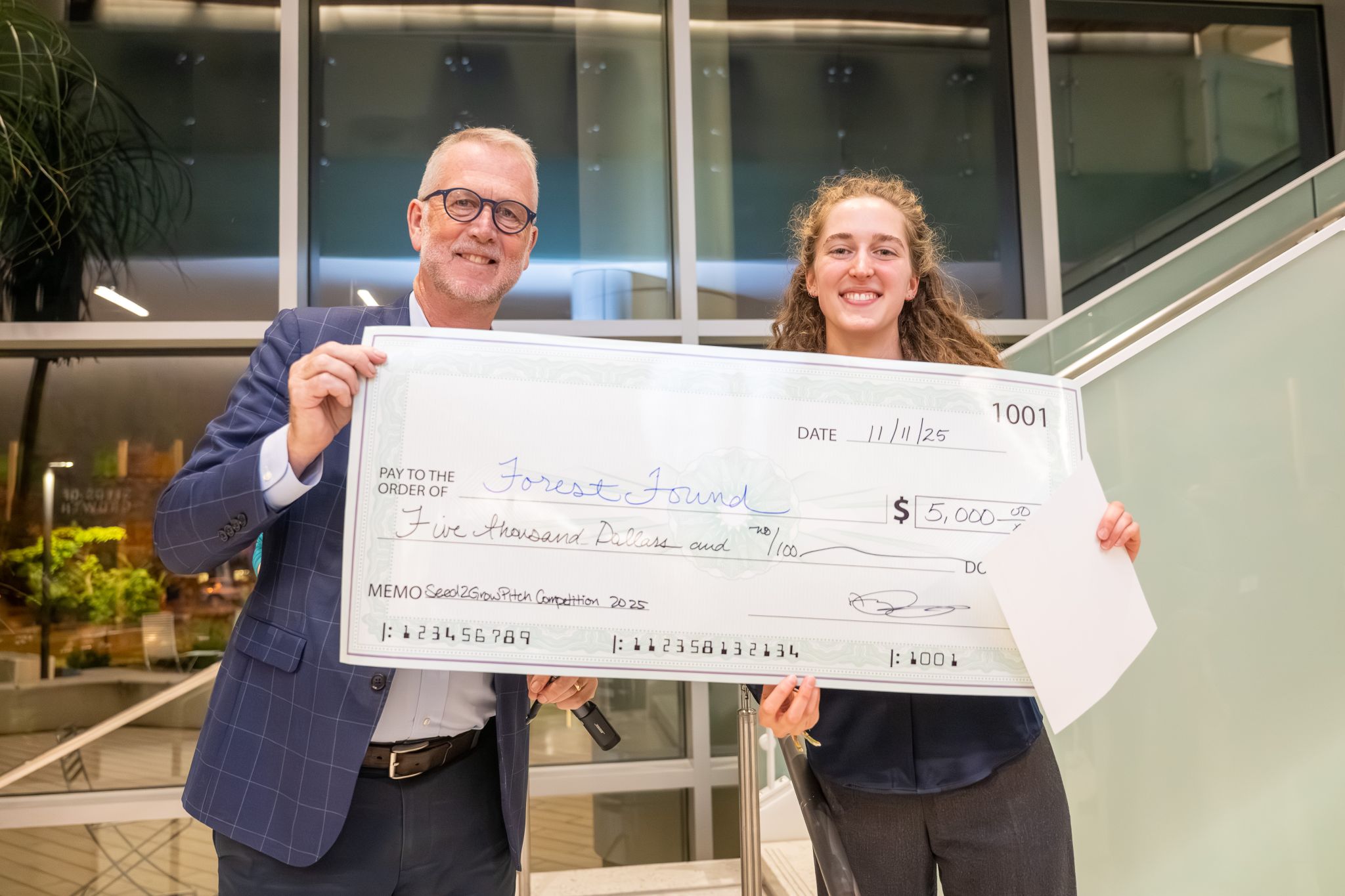 Megan receives the first-place award at the Plant Science Initiative’s Seed2Grow pitch competition.